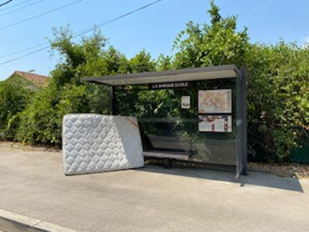 un matelas déposé dans la rue