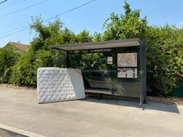 un matelas déposé dans la rue
