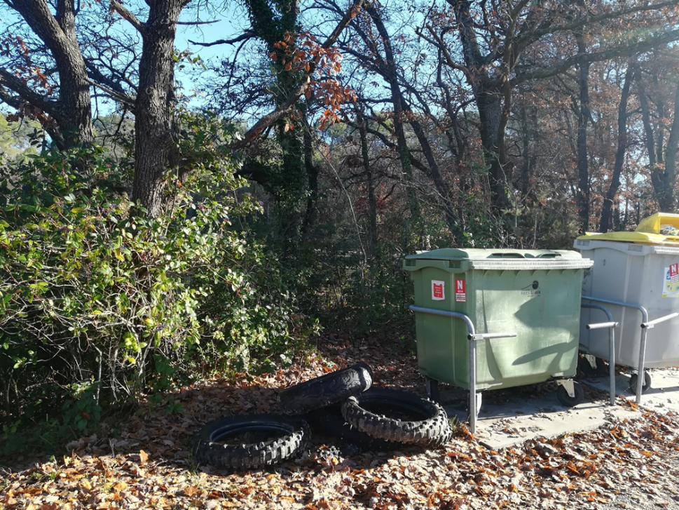 pneumatique déposé près des poubelles